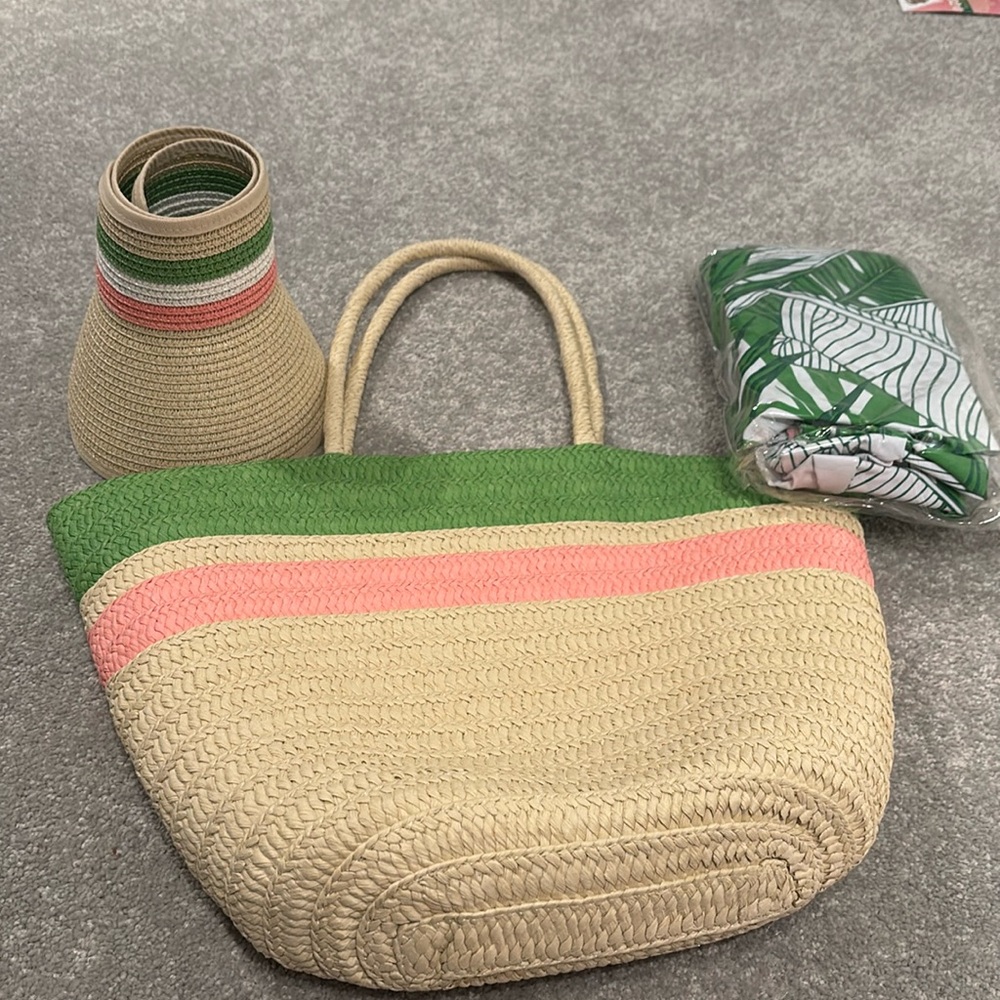 Ivy Storehouse beach/pool accessories set.